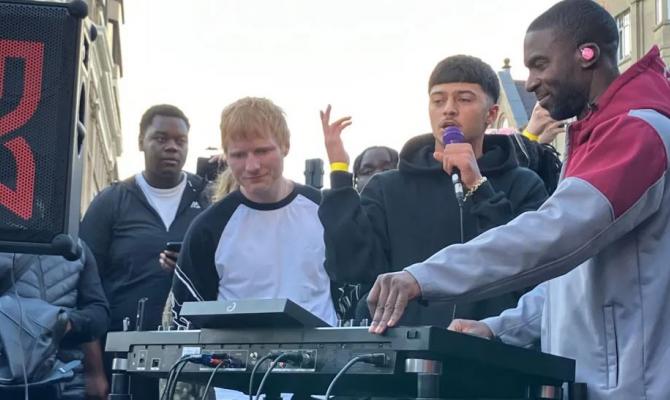 Ο Ed Sheeran υποστηρίζει τα ανερχόμενα ταλέντα σε μια συναυλία-έκπληξη