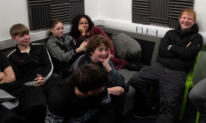 Ο Ed Sheeran κάνει επίσκεψη έκπληξη σε μαθητές της Ακαδημίας Κόβεντρι 