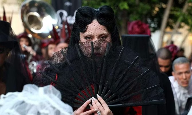 Η Lady Gaga κάνει εμφάνιση έκπληξη στην προβολή της ταινίας «Mayhem Requiem» 