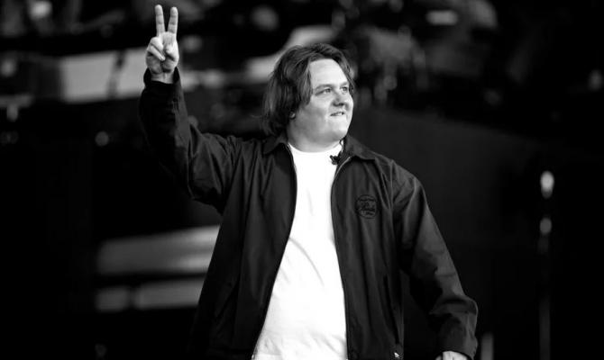 Ο Lewis Capaldi μίλησε για όλα στο Jimmy Fallon και το 'Tonight Show'
