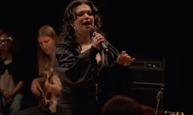 Δείτε τη Lola Young σε μια συγκινητική ερμηνεία 