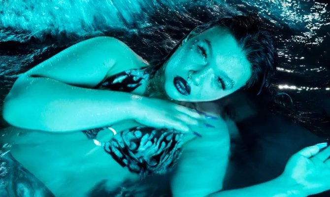 Η Lola Young στο εξώφυλλο του Rolling Stone 