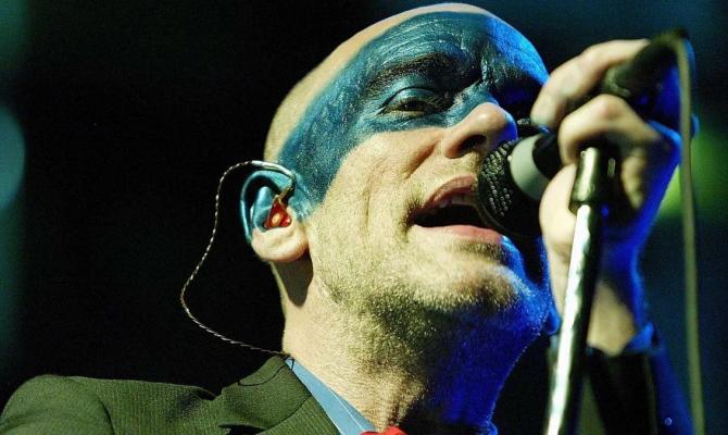 Ο frontman των R.E.M. καλεί σε μποϊκοτάζ των Facebook και Instagram για την ακροδεξιά