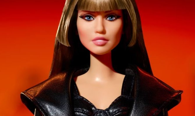 Η Miley Cyrus τιμήθηκε με τη δική της κούκλα Barbie