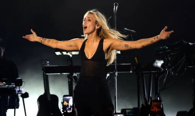 Η Miley Cyrus επέστρεψε στο Hollywood Bowl
