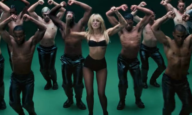 Miley Cyrus: Κυκλοφόρησε το καινούριο της τραγούδι Bass Persuades