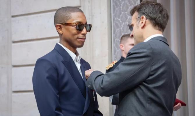 Ο Pharrell Williams ανακηρύχθηκε ιππότης από τον Γάλλο πρόεδρο Εμανουέλ Μακρόν