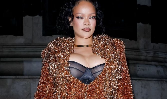 Η Rihanna εγκαινιάζει την Εβδομάδα Μόδας του Παρισιού με μια εντυπωσιακή εμφάνιση
