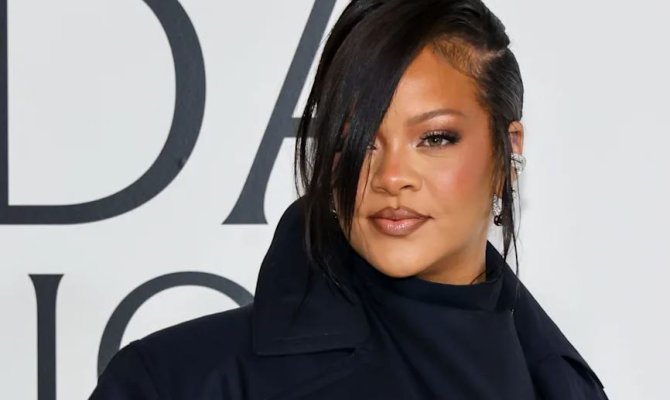 Η RIHANNA ΕΧΕΙ ΑΥΤΗ ΤΗ ΣΤΙΓΜΗ ΠΕΡΙΣΣΟΤΕΡΟΥΣ ΑΚΡΟΑΤΕΣ ΑΠΟ ΤΟΝ CHRIS BROWN ΚΑΙ ΤΟΥΣ BTS ΜΑΖΙ