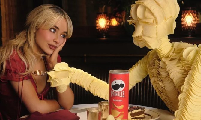 Η Sabrina Carpenter φτιάχνει έναν άντρα από Pringles 