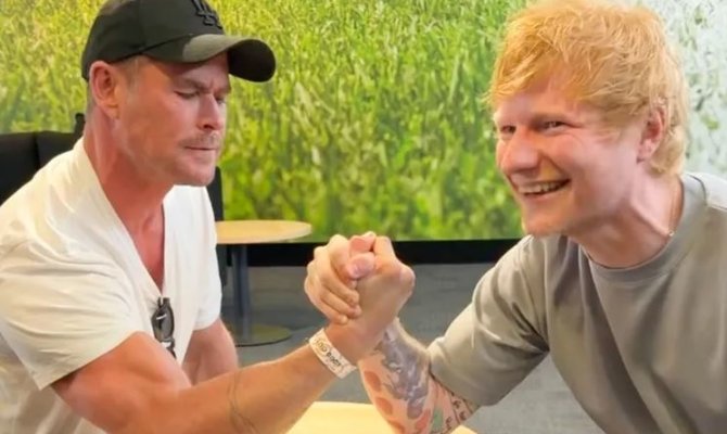 Ο Ed Sheeran επιδεικνύει τη δύναμη υπερήρωα σε αγώνα μπρα-ντε-φερ με τον Chris Hemsworth