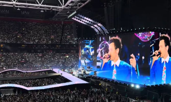 Ο Harry Styles ξεκίνησε την περιοδεία «Together, Together» από το Άμστερνταμ