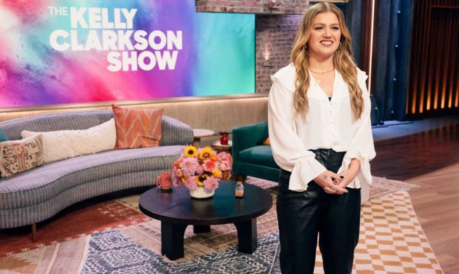 Η Kelly Clarkson αποκαλύπτει το πιο γρήγορο τραγούδι που έχει γράψει ποτέ