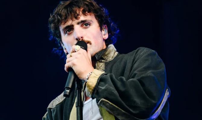 Ο Benson Boone μιλά για το σόου του Bad Bunny στο ημίχρονο του Super Bowl