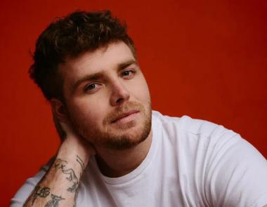 Ο Alex Warren κερδίζει το βραβείο «Breakthrough of the Year» στα πρώτα βραβεία TikTok