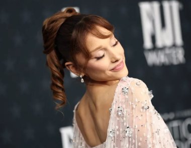 Η Ariana Grande δηλώνει ότι θα εμφανιστεί με «άνετα παπούτσια» μετά από έναν ελαφρύ τραυματισμό
