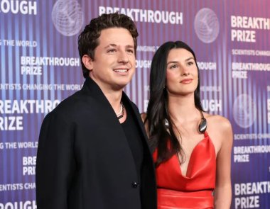 Ο Charlie Puth και η σύζυγός του Brooke Sansone καλωσορίζουν το πρώτο τους παιδί