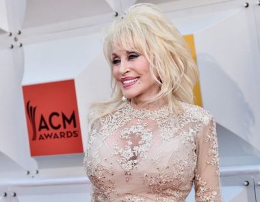 Dolly Parton: Ομόφωνα ψηφίστηκε η μετονομασία του αεροδρόμιου του Νάσβιλ