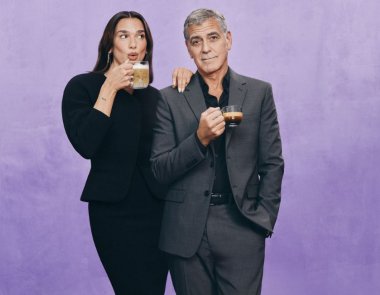 Η Dua Lipa και… ο George Clooney μαζί για χάρη της Nespresso!