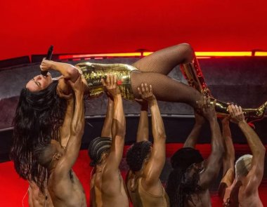 Η Dua Lipa κυκλοφορεί το άλμπουμ «Live From Mexico» και την ταινία-συναυλία της περιοδείας «Radical Optimism»
