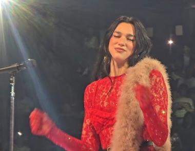 Η Dua Lipa ξεκινά την ευρωπαϊκή περιοδεία “Radical Optimism” και διασκευάζει το “Hero” του Enrique Iglesias