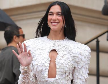 Η Dua Lipa εντυπωσιάζει με Schiaparelli στην Εβδομάδα Μόδας του Παρισιού