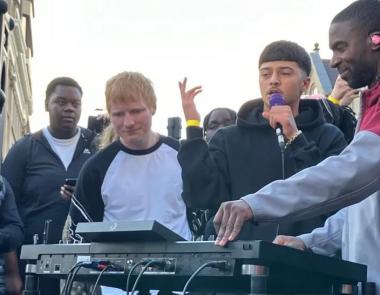Ο Ed Sheeran υποστηρίζει τα ανερχόμενα ταλέντα σε μια συναυλία-έκπληξη