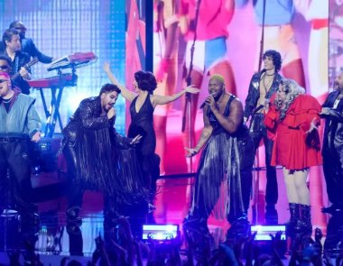 ΟΙ RAYE, SOMBR, TEDDY SWIMS ΚΑΙ ADAM LAMBERT TIMOYN TON GEORGE MICHAEL ΣΤΑ VMA ΤΟΥ 2026