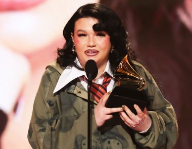 Η Lola Young μιλά για την «αποκατάστασή της» μετά την κατάρρευσή της επί σκηνής