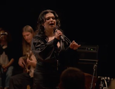 Δείτε τη Lola Young σε μια συγκινητική ερμηνεία 