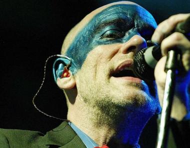 Ο frontman των R.E.M. καλεί σε μποϊκοτάζ των Facebook και Instagram για την ακροδεξιά