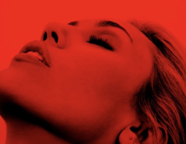 Η Miley Cyrus δίνει μια γεύση από το νέο της άλμπουμ