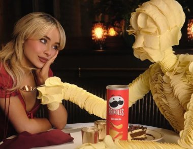 Η Sabrina Carpenter φτιάχνει έναν άντρα από Pringles 
