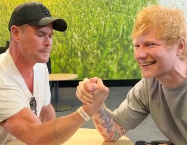 Ο Ed Sheeran επιδεικνύει τη δύναμη υπερήρωα σε αγώνα μπρα-ντε-φερ με τον Chris Hemsworth