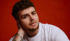 Ο Alex Warren κερδίζει το βραβείο «Breakthrough of the Year» στα πρώτα βραβεία TikTok