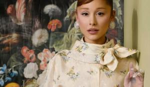 Έχει η Arianna Grande 6 δάχτυλα;