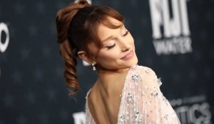 Η Ariana Grande δηλώνει ότι θα εμφανιστεί με «άνετα παπούτσια» μετά από έναν ελαφρύ τραυματισμό