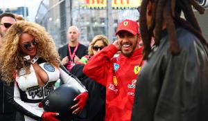 Η Beyoncé κάνει εμφάνιση έκπληξη στο Grand Prix της F1 στο Λας Βέγκας με τον Jay-Z