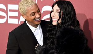 Cher: PDA στιγμές με τον σύντροφό της σε gala στις Κάννες