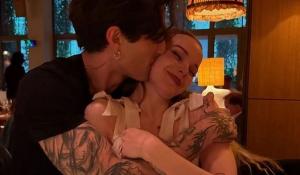 Damiano David: Ο τραγουδιστής των Måneskin αρραβωνιάστηκε την αγαπημένη του, Ντοβ Κάμερον