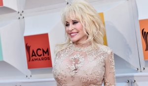 Dolly Parton: Ομόφωνα ψηφίστηκε η μετονομασία του αεροδρόμιου του Νάσβιλ