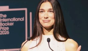H Dua Lipa ανοίγει βιβλιοθήκη με απαγορευμένα βιβλία 