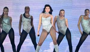 H Dua Lipa είναι η πρώτη γυναίκα καλλιτέχνης με δύο άλμπουμ με 14 δισεκατομμύρια streams