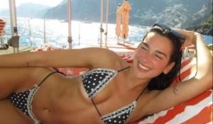 Η Dua Lipa κάνει διακοπές στην Ιταλία με τον αρραβωνιαστικό της