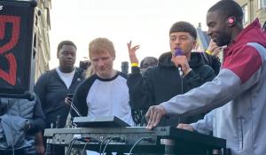 Ο Ed Sheeran υποστηρίζει τα ανερχόμενα ταλέντα σε μια συναυλία-έκπληξη