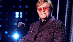 Elton John: Κυκλοφόρησε δική του σειρά κεριών λίγο πριν τις γιορτές