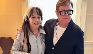 Ο Elton John δίνει στη Lola Young τα κλειδιά του σπιτιού του μετά από στοίχημα