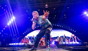 Coldplay: Το εντυπωσιακό set στο Glastonbury με 100.000 θεατές