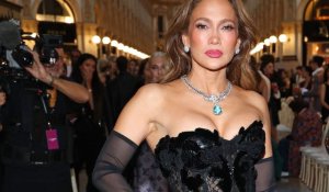 Jennifer Lopez: Έκλεψε τις εντυπώσεις στο Μιλάνο με κόσμημα 74 καρατίων