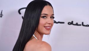 Katy Perry: Φόρεσε το μπικίνι της και πετούσε λουλούδια στους fans